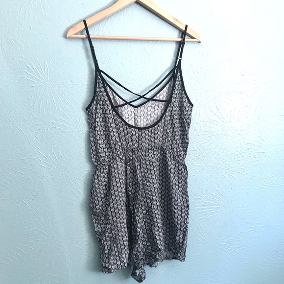 Chevron Print Strappy Romper w Pockets and Crisscross Back, Divided size 8 - Picture 9 of 9